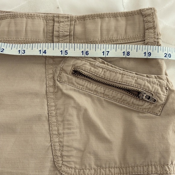 Chico's Tan/Khaki Lightweight Capri Pants. Made with 2% Spandex. Size 2.5=14 - Picture 10 of 11